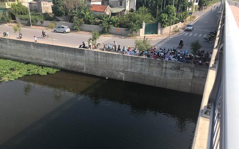 Hà Nam: Đang trên đường về quê cùng bạn trai, cô gái trẻ nhảy cầu tự tử