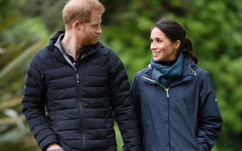 Nữ hoàng Anh khó chịu khi Meghan "dụ dỗ" chồng rời bỏ tước vị vì lý do này