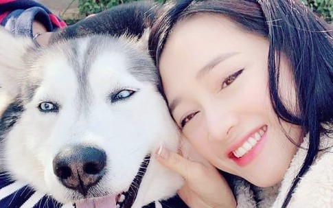 Đăng ảnh chụp cùng cún cưng nhưng khuôn mặt của Nhã Phương lại khiến dân tình chú ý hơn cả