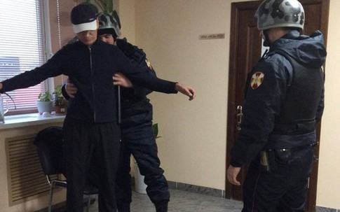 Đột nhập vào văn phòng lấy tiền, trộm lăn ra ngủ vì mệt