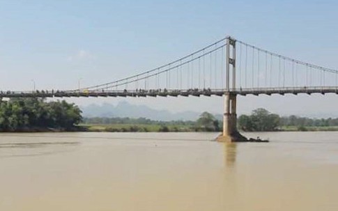 Nữ sinh lớp 10 bỏ lại cặp, gieo mình xuống sông Lam tự tử