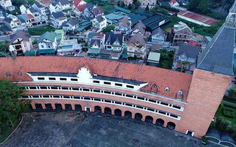 Ngôi trường hình vòng cung hút khách nhất Đà Lạt
