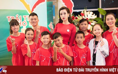 Hoa hậu Đỗ Mỹ Linh rạng ngời bên các em nhỏ trong Gala 10 năm Trái tim cho em