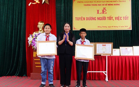 Tuyên dương 2 học sinh lớp 6 nhặt được và trả lại túi vàng trên đường đi học về