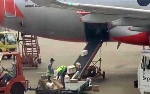 Hai nhân viên Jetstar bị sa thải vì quăng hành lý của khách