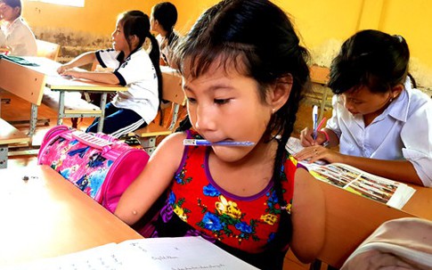 Nghị lực đến trường của cô bé 'chim cánh cụt' ở miền Tây