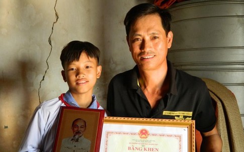 Cậu học trò nghèo được Tổng Bí thư, Chủ tịch nước tặng ảnh Bác Hồ