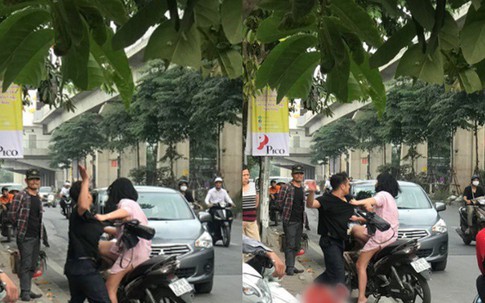 Nam thanh niên túm tóc, đấm túi bụi vào người bạn gái trên phố Hà Nội rồi phân bua "Nó láo"