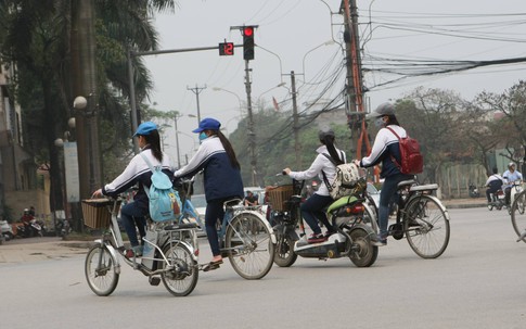 Đã đến lúc “quản chặt” chuyện đi xe máy, xe đạp điện của học sinh?