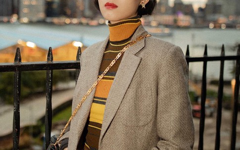 Áo len cổ lọ + áo khoác dạ: Combo “xưa như trái đất” đang được các quý cô sành mốt ưu ái hết mực