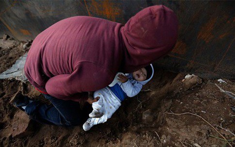 Thắt lòng cảnh bé 8 tháng tuổi được đưa qua lỗ đào dưới tường biên giới để vào Mỹ