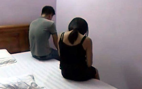 Bắt quả tang 2 phụ nữ U40 bán dâm cho 2 thanh niên 9X ngay tại quán cà phê