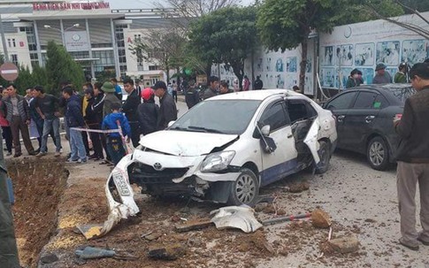 Mẹ ôm con tháo chạy khi xe container tông nát hàng loạt ôtô