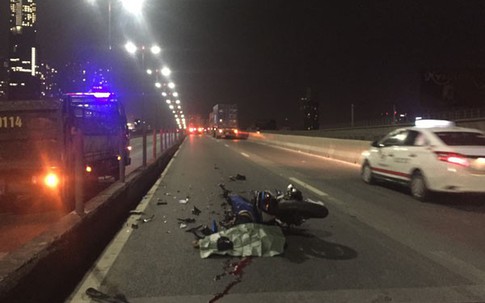 Cha và anh ôm thi thể em trai khóc ngất sau tai nạn trên cầu Sài Gòn