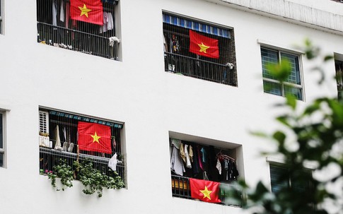 Cư dân "nhuộm đỏ" khu chung cư bằng cờ Tổ quốc cổ vũ cho đội tuyển Việt Nam