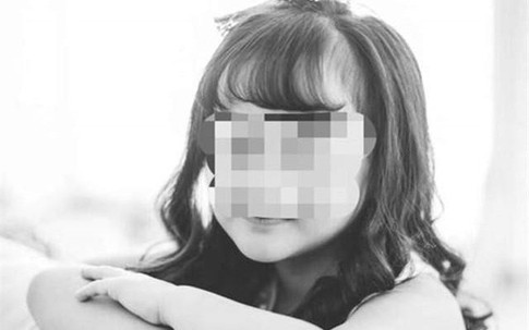 Đi mua sắm cùng bố mẹ, bé gái 6 tuổi bị tấm gương nặng 60 ký đè chết