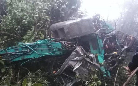 Xe tải chở máy xúc lao xuống vực sâu 100m, 4 người thương vong