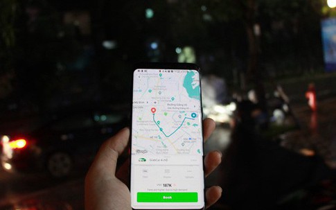 Hà Nội mưa lạnh kéo dài, GrabCar cước đắt gấp đôi taxi