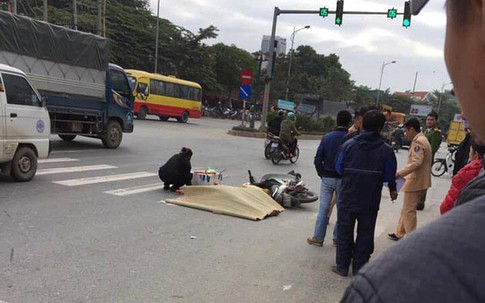 Hà Nội: Dừng đèn đỏ, nam thanh niên 22 tuổi bị xe khách cán tử vong