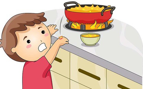 Nồi canh nóng làm bỏng nặng bộ phận sinh dục bé 2 tuổi