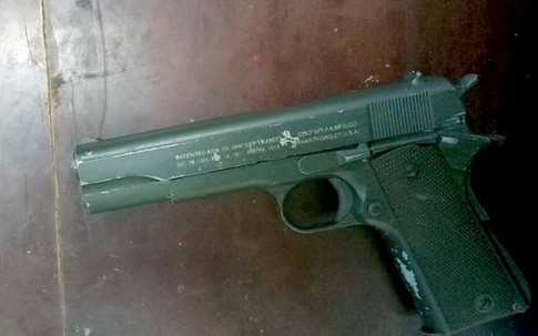 Bắn tình địch 2 phát súng vì ghen tuông