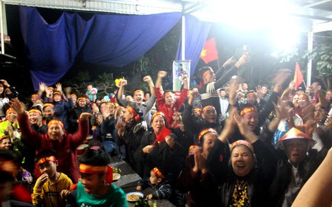 Vỡ òa cảm xúc tại nhà Đức Huy khi tuyển Việt Nam ghi bàn thắng