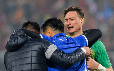 Nước mắt hạnh phúc của thủ môn Văn Lâm "đốn tim" người hâm mộ