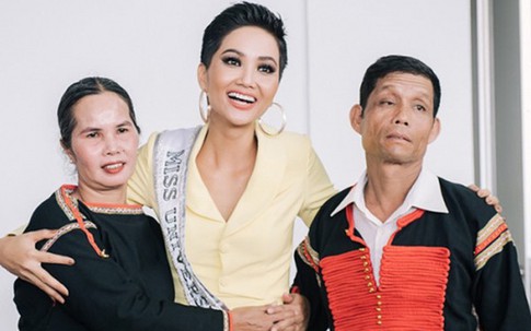 Xúc động hình ảnh lam lũ của bố mẹ H'hen Niê sau hào quang Top 5 Hoa hậu Hoàn vũ