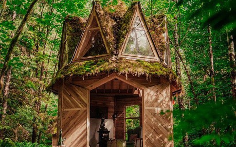 Ngôi nhà nhỏ xíu kiểu cabin đẹp như trong truyện cổ tích, nhìn phòng ngủ sẽ càng thấy bất ngờ