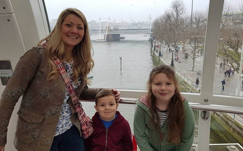 Ba người một nhà thiệt mạng vì đèn trang trí cây thông cháy