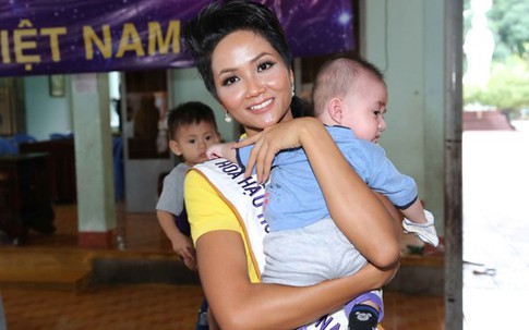 Hứa dành hết tiền thưởng làm từ thiện, H'hen Niê thực hiện thế nào?