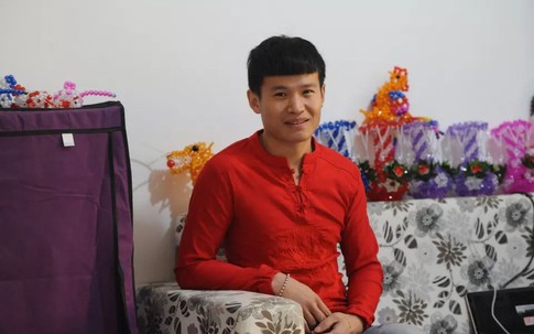 Chàng trai 28 tuổi định tự tử nhưng được bà 65 cứu giúp, anh bèn cưới luôn ân nhân làm vợ