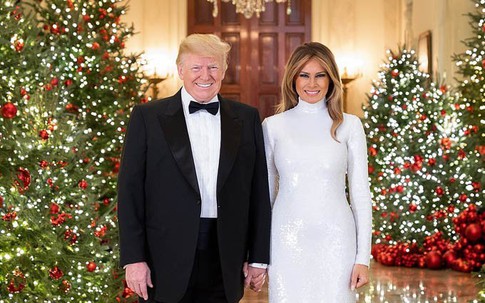 Ông Trump nắm tay vợ cười rạng rỡ trong ảnh Giáng sinh