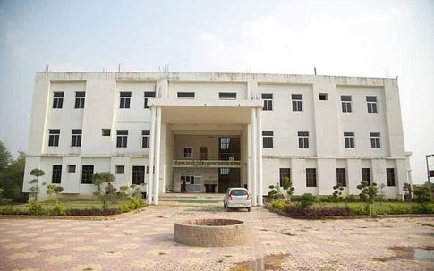 Vừa được đưa khỏi nhà tù, bị cảnh sát kéo vào toilet cưỡng hiếp