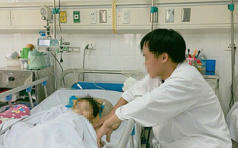 Ô tô hất văng, kéo lê bé gái 4 tuổi đến đa chấn thương, hoảng loạn, sốc nặng