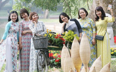 Chị em thi nhau khoe dáng, hưởng "Tết sớm" tại phố hoa giữa lòng Thủ đô