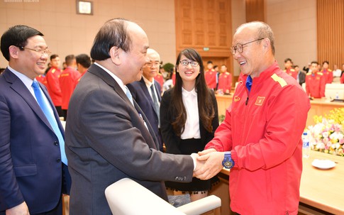 Thủ tướng gặp mặt đội tuyển Bóng đá Việt Nam, Quang Hải được nhận phần thưởng cao quý