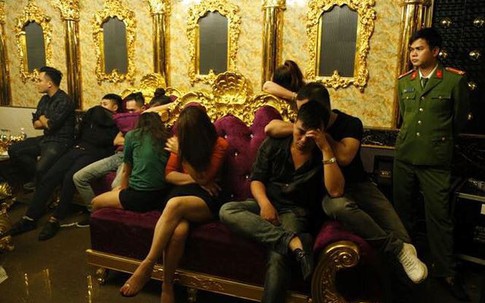 Có 1 cô giáo trong vụ bắt quả tang "chơi" ma túy tập thể ở quán karaoke