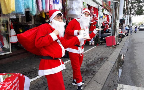 "Ông già Noel" xuống phố chào khách đi tặng quà