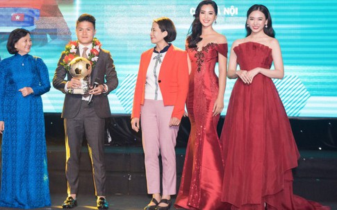 Quang Hải nhỏ bé khi đứng gần Hoa hậu Tiểu Vy