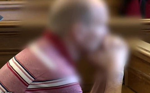 Phẫn nộ gã chồng nhốt vợ dưới tầng hầm 2 năm và cho đàn ông khác hiếp dâm vợ mình