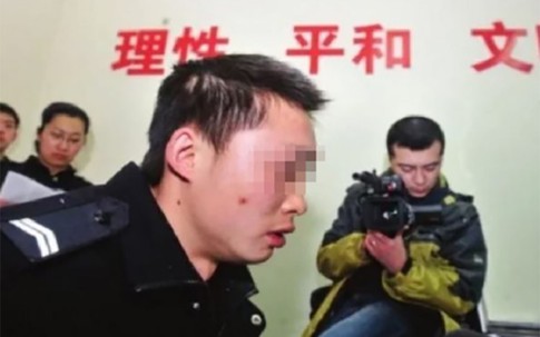 Người vợ ngất xỉu khi biết chồng giả cảnh sát suốt 12 năm