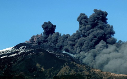 Núi lửa Etna phun trào khiến sân bay Ý tê liệt