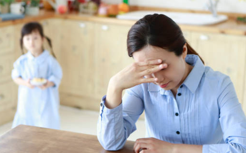 Nàng dâu bất bình khi mẹ chồng thương cháu ngoại hơn cháu nội