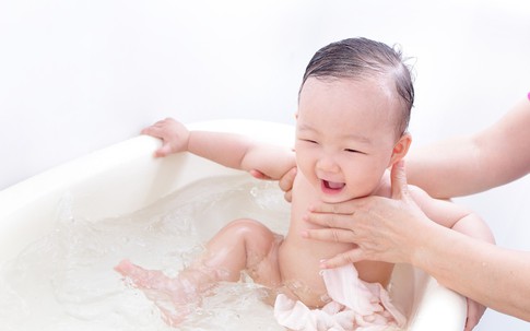 Bí quyết “chiều chuộng” làn da bé khi đông về