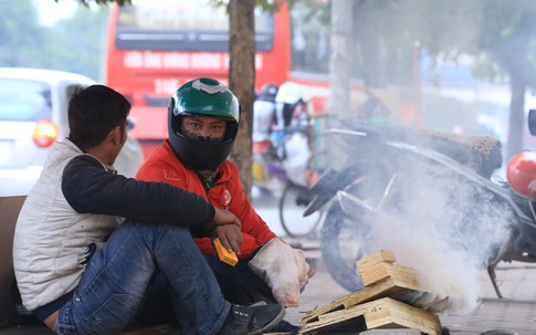 Người lao động Thủ đô đốt lửa sưởi ấm trong cái lạnh tê buốt dịp Tết Dương lịch