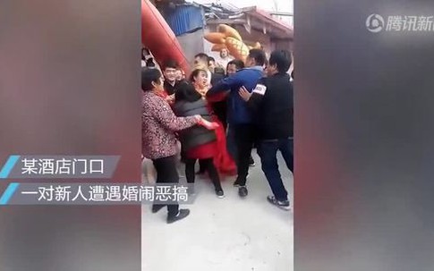 Bị khách vật xuống đất, cô dâu chửi bới đánh trả