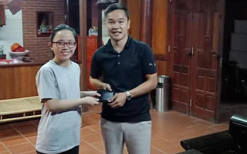 Nữ sinh trường chuyên trả lại chiếc ví nhặt được bên đường
