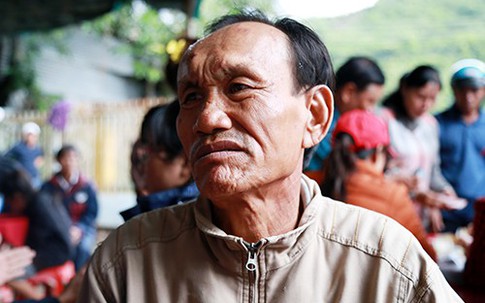 Người đàn ông bất lực tìm vợ con và cháu ngoại trong nhà sập
