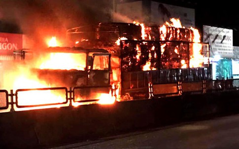 Xe tải cháy rụi trên quốc lộ 1, tài xế bỏ chạy thoát thân